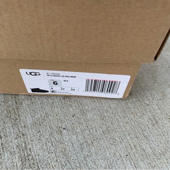 UGGS
ULTA MINI BLACK
Sizing: 36 - Picture 8 of 10